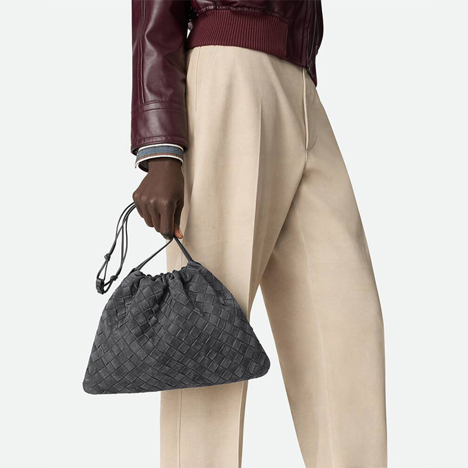 bottega veneta medium dustbag intrecciato leather drawstring crossbody pouch #796728